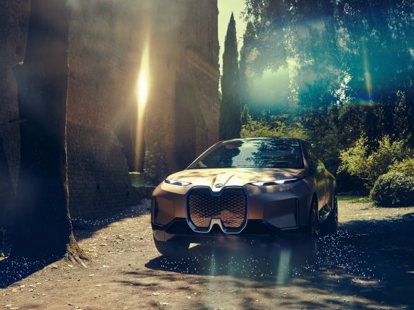 Bmw Vision iNext: le immagini ufficiali