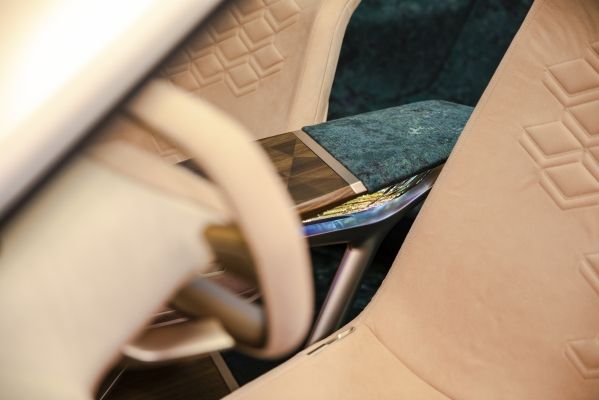 Bmw Vision iNext: le immagini ufficiali