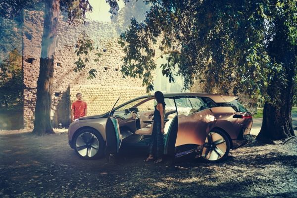 Bmw Vision iNext: le immagini ufficiali