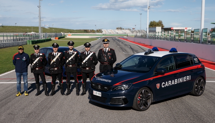I Carabinieri a lezione di guida sportiva dal campione di rally Andreucci: foto ufficiali