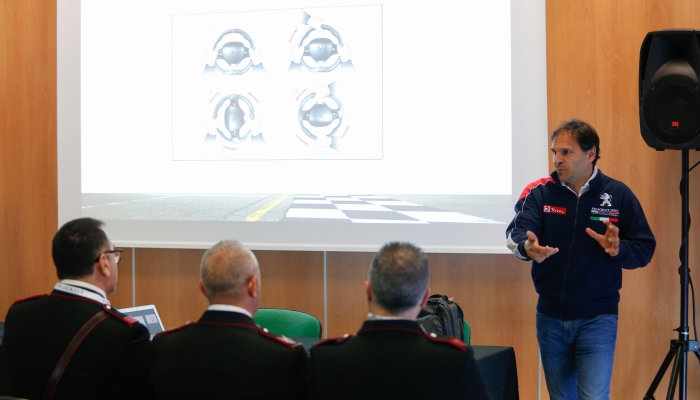 I Carabinieri a lezione di guida sportiva dal campione di rally Andreucci: foto ufficiali
