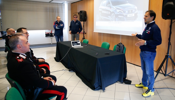 I Carabinieri a lezione di guida sportiva dal campione di rally Andreucci: foto ufficiali