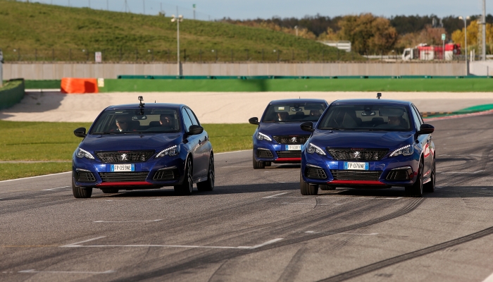 I Carabinieri a lezione di guida sportiva dal campione di rally Andreucci: foto ufficiali
