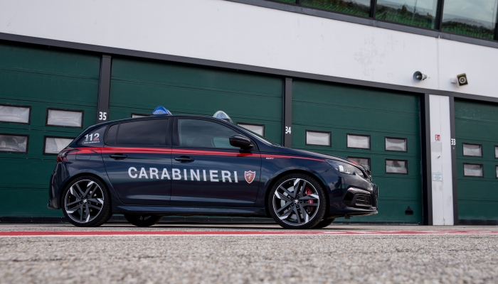 I Carabinieri a lezione di guida sportiva dal campione di rally Andreucci: foto ufficiali