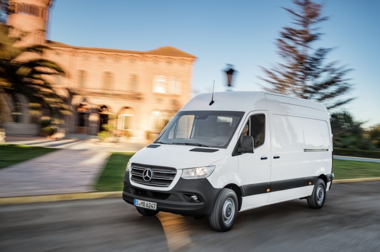 Mercedes-Benz: “un giorno da corriere” con il nuovo Sprinter