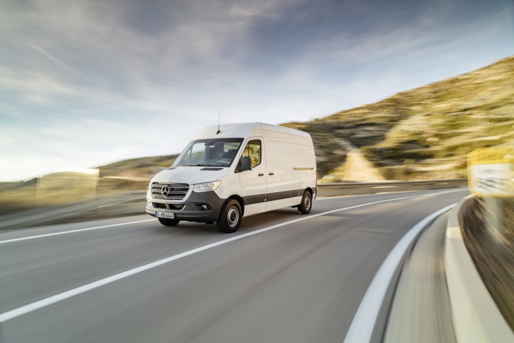 Mercedes-Benz: “un giorno da corriere” con il nuovo Sprinter