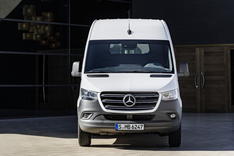 Mercedes-Benz: “un giorno da corriere” con il nuovo Sprinter