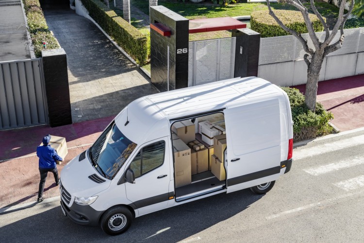 Mercedes-Benz: “un giorno da corriere” con il nuovo Sprinter