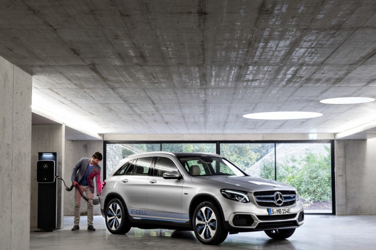 Mercedes EQ: le immagini della gamma ecosostenibile