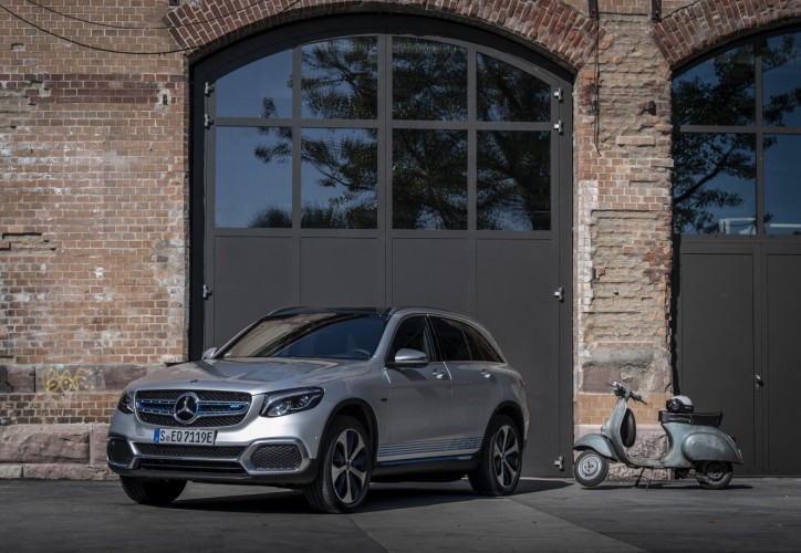 Mercedes EQ: le immagini della gamma ecosostenibile