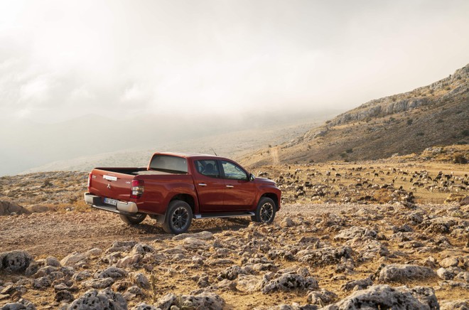 Nuovo Mitsubishi L200: immagini ufficiali