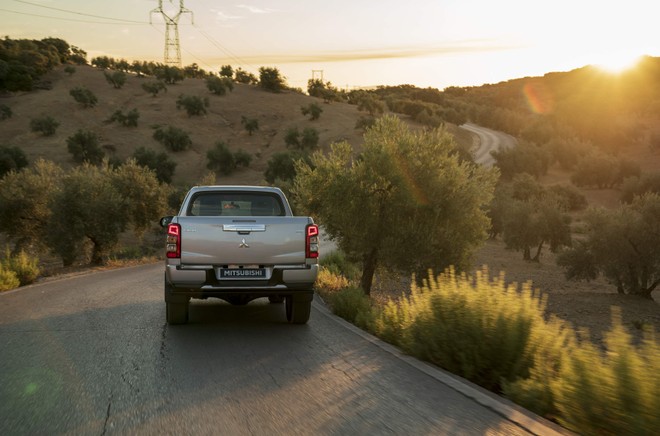 Nuovo Mitsubishi L200: immagini ufficiali