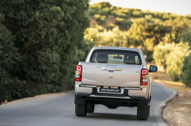 Nuovo Mitsubishi L200: immagini ufficiali
