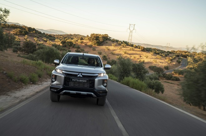 Nuovo Mitsubishi L200: immagini ufficiali