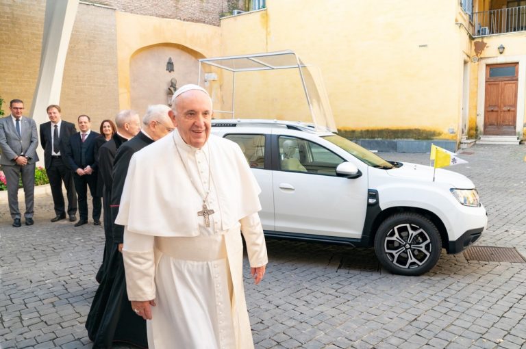 Dacia Duster 4x4 consegnata a papa Francesco: immagini ufficiali