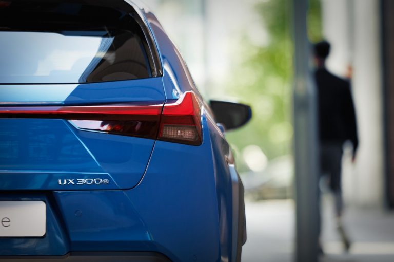 Lexus UX 300E 2020: prime immagini ufficiali