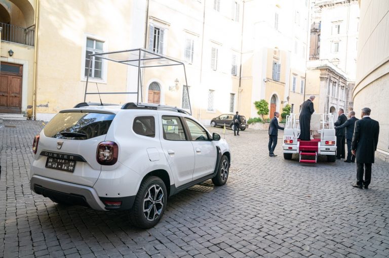 Dacia Duster 4x4 consegnata a papa Francesco: immagini ufficiali
