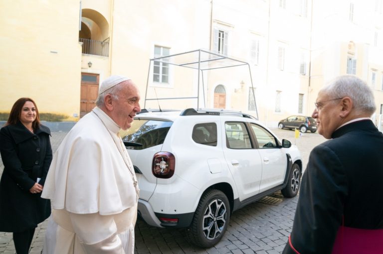 Dacia Duster 4x4 consegnata a papa Francesco: immagini ufficiali