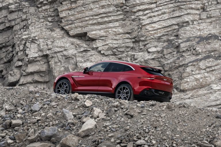 Aston Martin DBX: immagini ufficiali