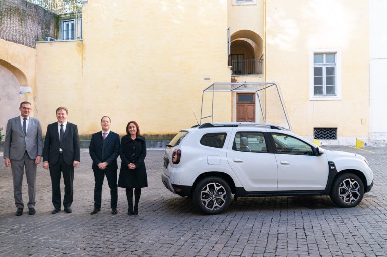 Dacia Duster 4x4 consegnata a papa Francesco: immagini ufficiali