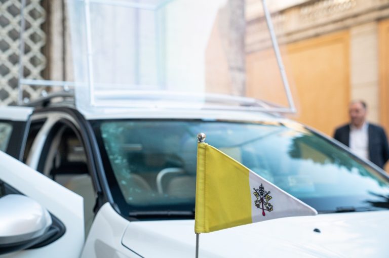 Dacia Duster 4x4 consegnata a papa Francesco: immagini ufficiali