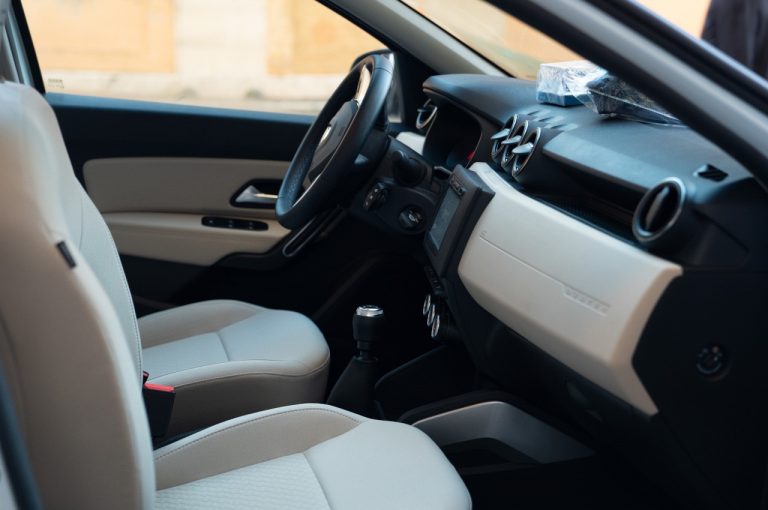 Dacia Duster 4x4 consegnata a papa Francesco: immagini ufficiali