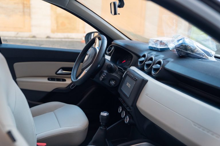 Dacia Duster 4x4 consegnata a papa Francesco: immagini ufficiali