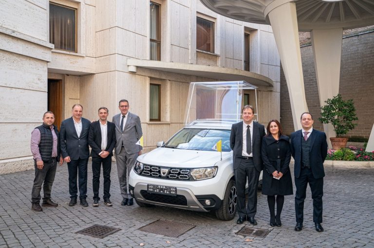 Dacia Duster 4x4 consegnata a papa Francesco: immagini ufficiali