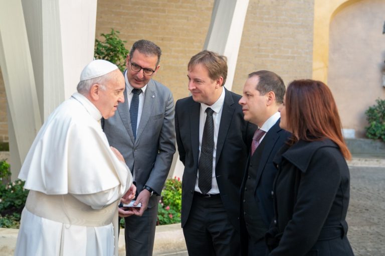 Dacia Duster 4x4 consegnata a papa Francesco: immagini ufficiali