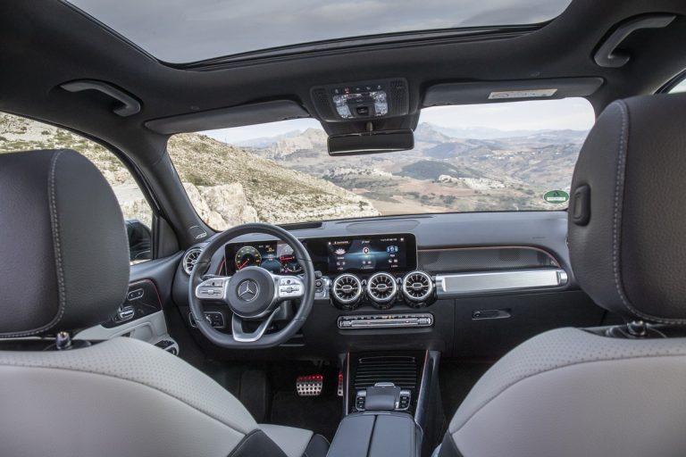 Mercedes GLB: le immagini ufficiali