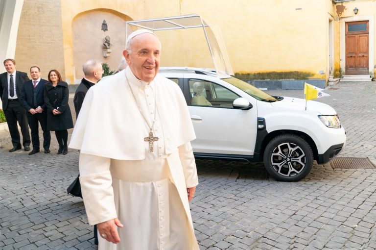 Dacia Duster 4x4 consegnata a papa Francesco: immagini ufficiali