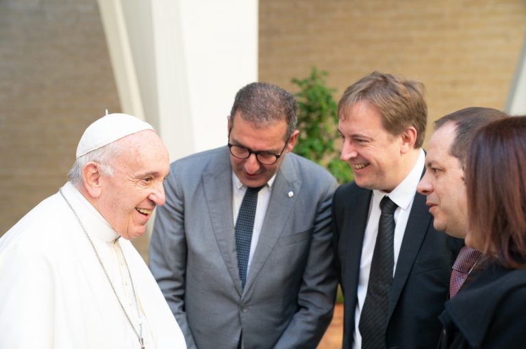 Dacia Duster 4x4 consegnata a papa Francesco: immagini ufficiali