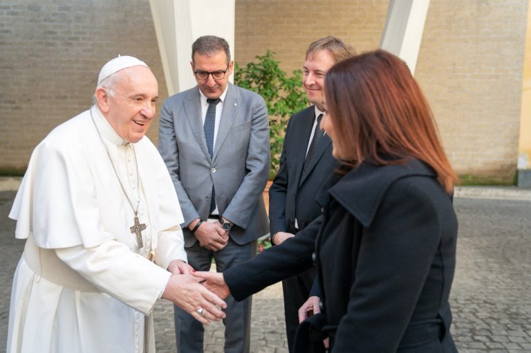 Dacia Duster 4x4 consegnata a papa Francesco: immagini ufficiali