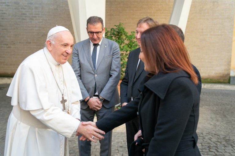 Dacia Duster 4x4 consegnata a papa Francesco: immagini ufficiali