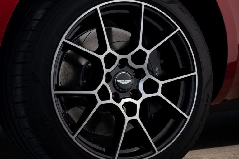 Aston Martin DBX: immagini ufficiali