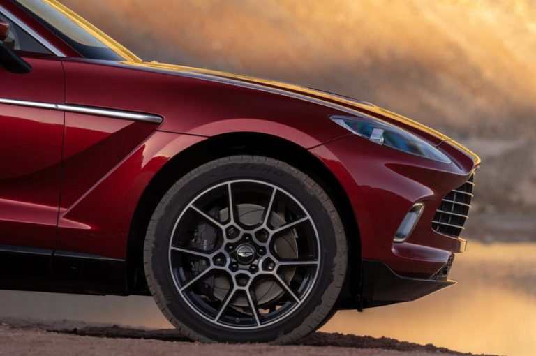 Aston Martin DBX: immagini ufficiali