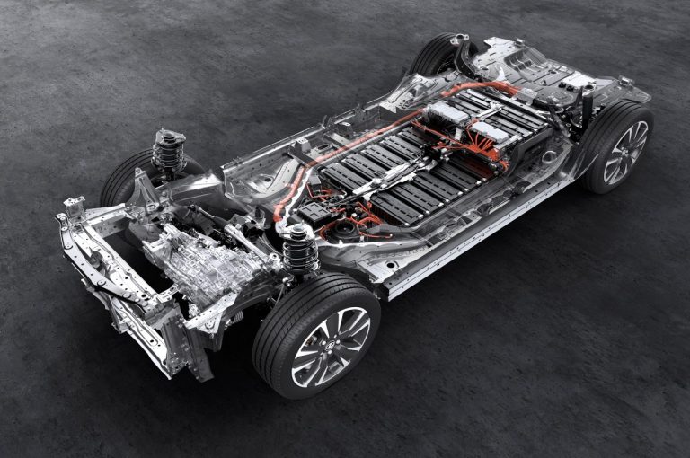 Lexus UX 300E 2020: prime immagini ufficiali