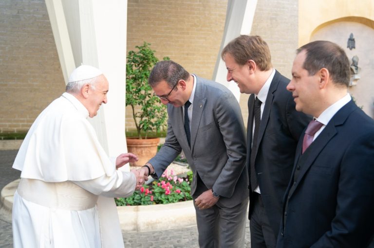 Dacia Duster 4x4 consegnata a papa Francesco: immagini ufficiali