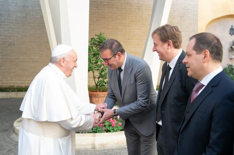 Dacia Duster 4x4 consegnata a papa Francesco: immagini ufficiali