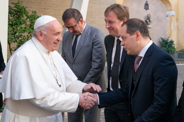 Dacia Duster 4x4 consegnata a papa Francesco: immagini ufficiali