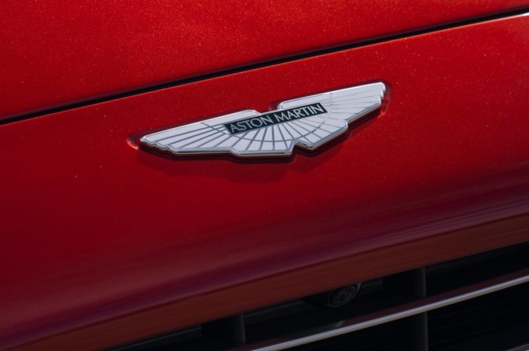 Aston Martin DBX: immagini ufficiali