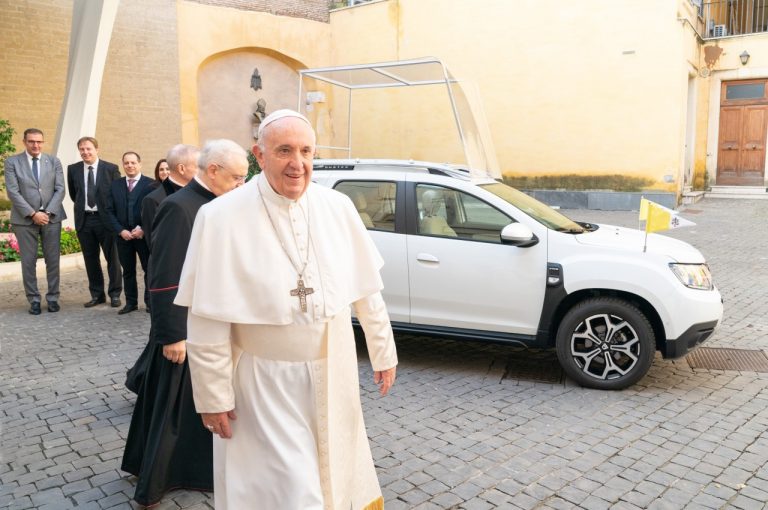 Dacia Duster 4x4 consegnata a papa Francesco: immagini ufficiali
