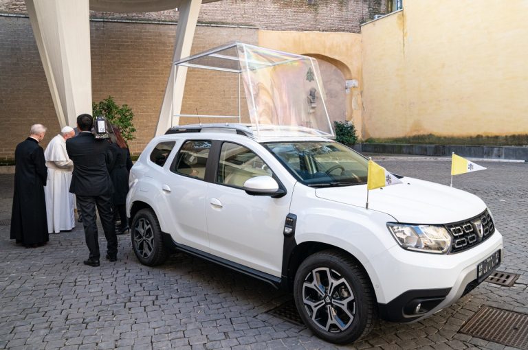Dacia Duster 4x4 consegnata a papa Francesco: immagini ufficiali