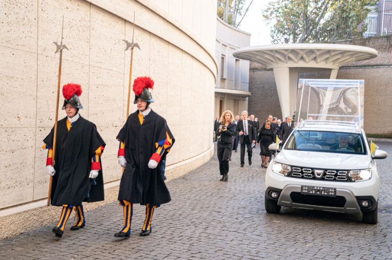 Dacia Duster 4x4 consegnata a papa Francesco: immagini ufficiali