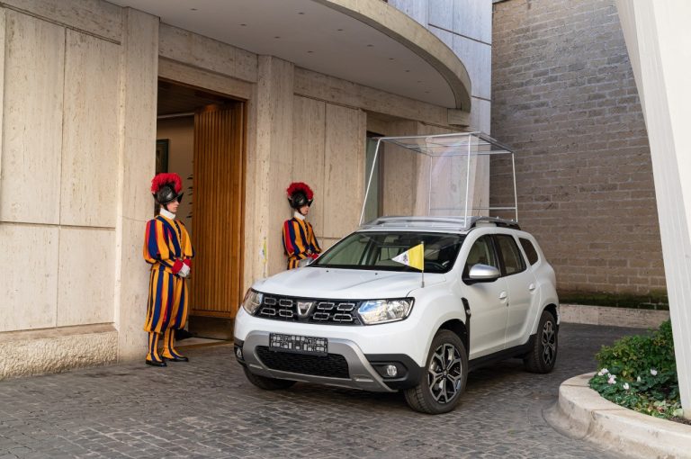 Dacia Duster 4x4 consegnata a papa Francesco: immagini ufficiali