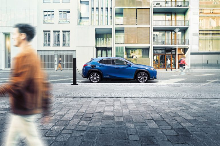 Lexus UX 300E 2020: prime immagini ufficiali