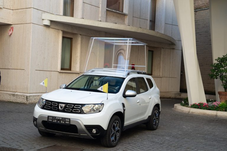 Dacia Duster 4x4 consegnata a papa Francesco: immagini ufficiali