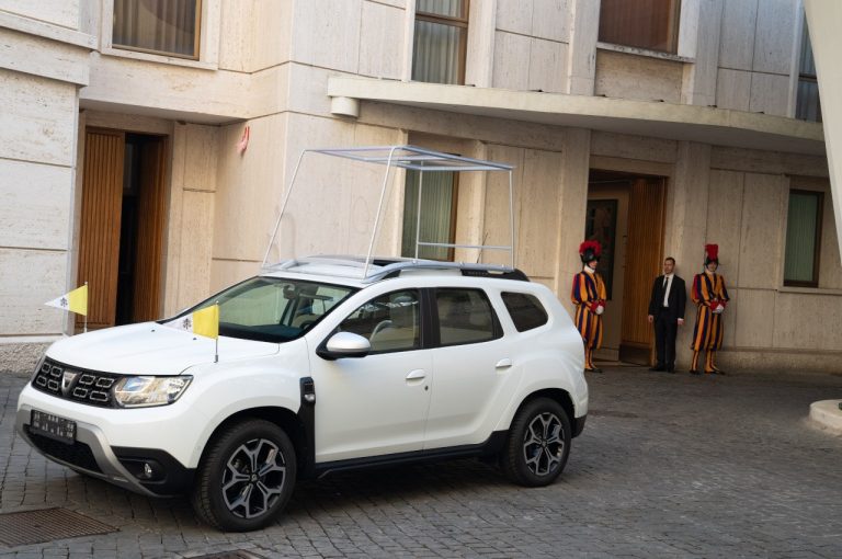 Dacia Duster 4x4 consegnata a papa Francesco: immagini ufficiali