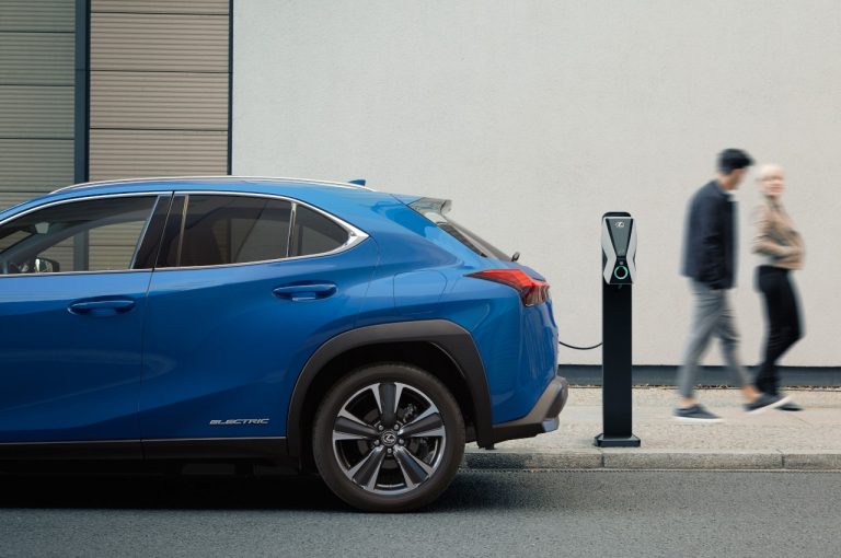 Lexus UX 300E 2020: prime immagini ufficiali