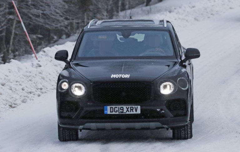 Bentley Bentayga restyling: le foto spia